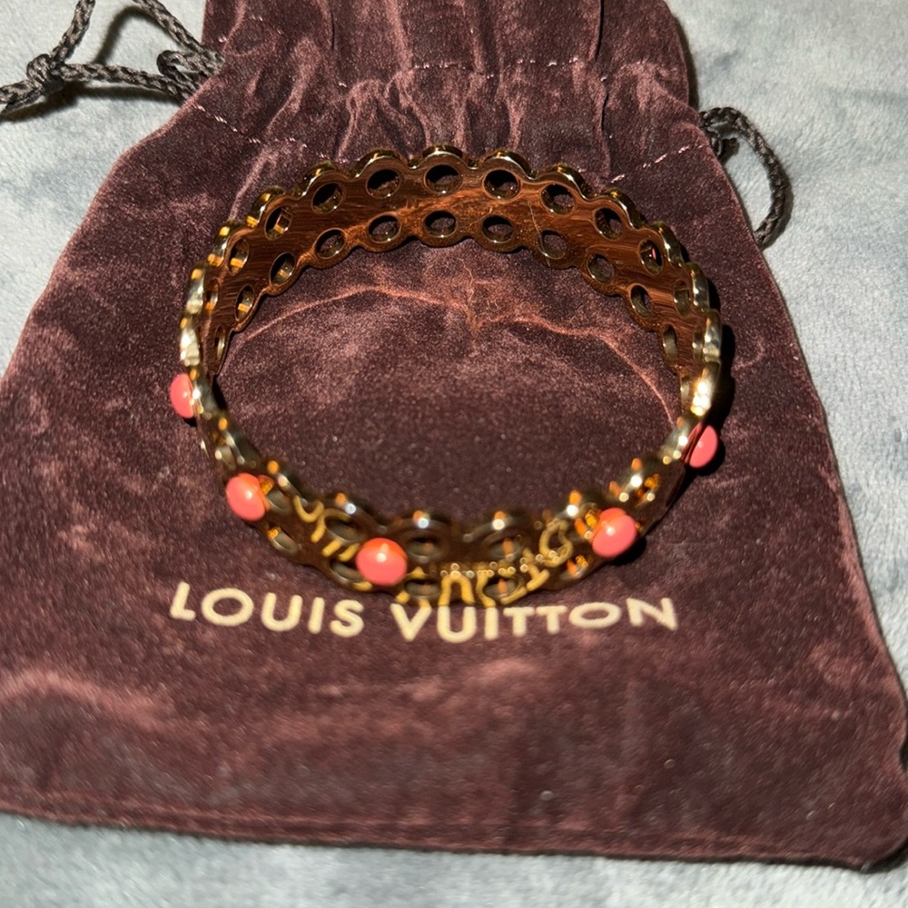 Louis Vuitton pre owned hide n seek bracelet medium size about 17” pristine cond